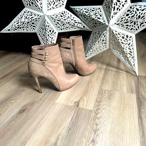 Juicy couture size 7. 1/2